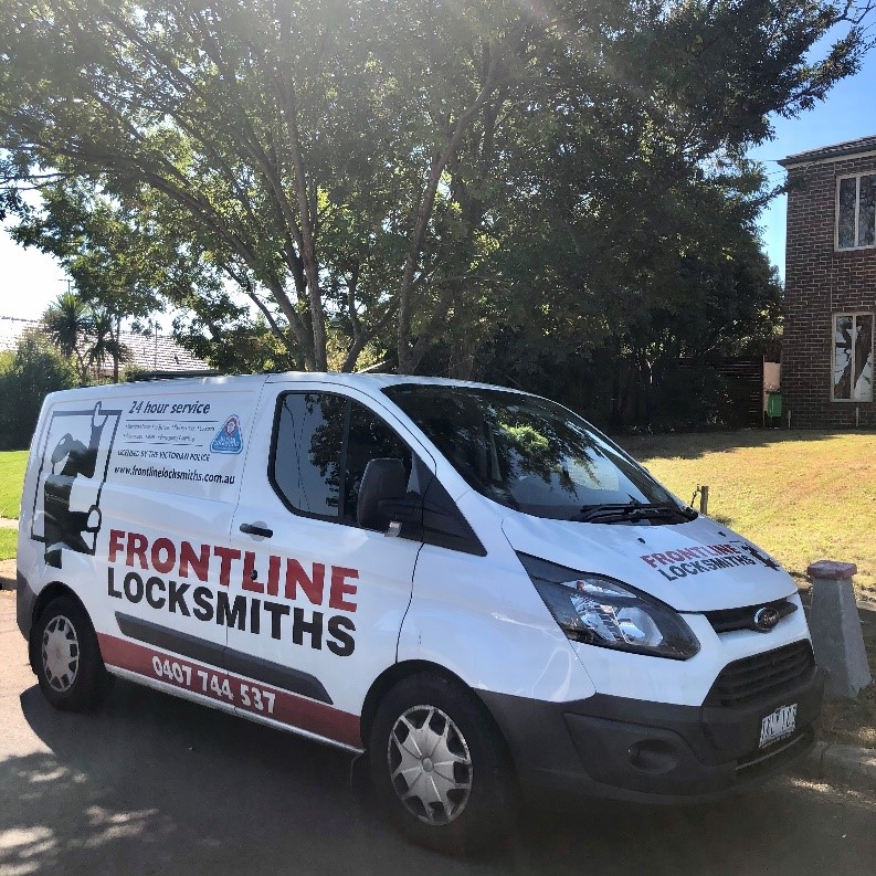 emergency locksmith Melbourne arriving at residential property