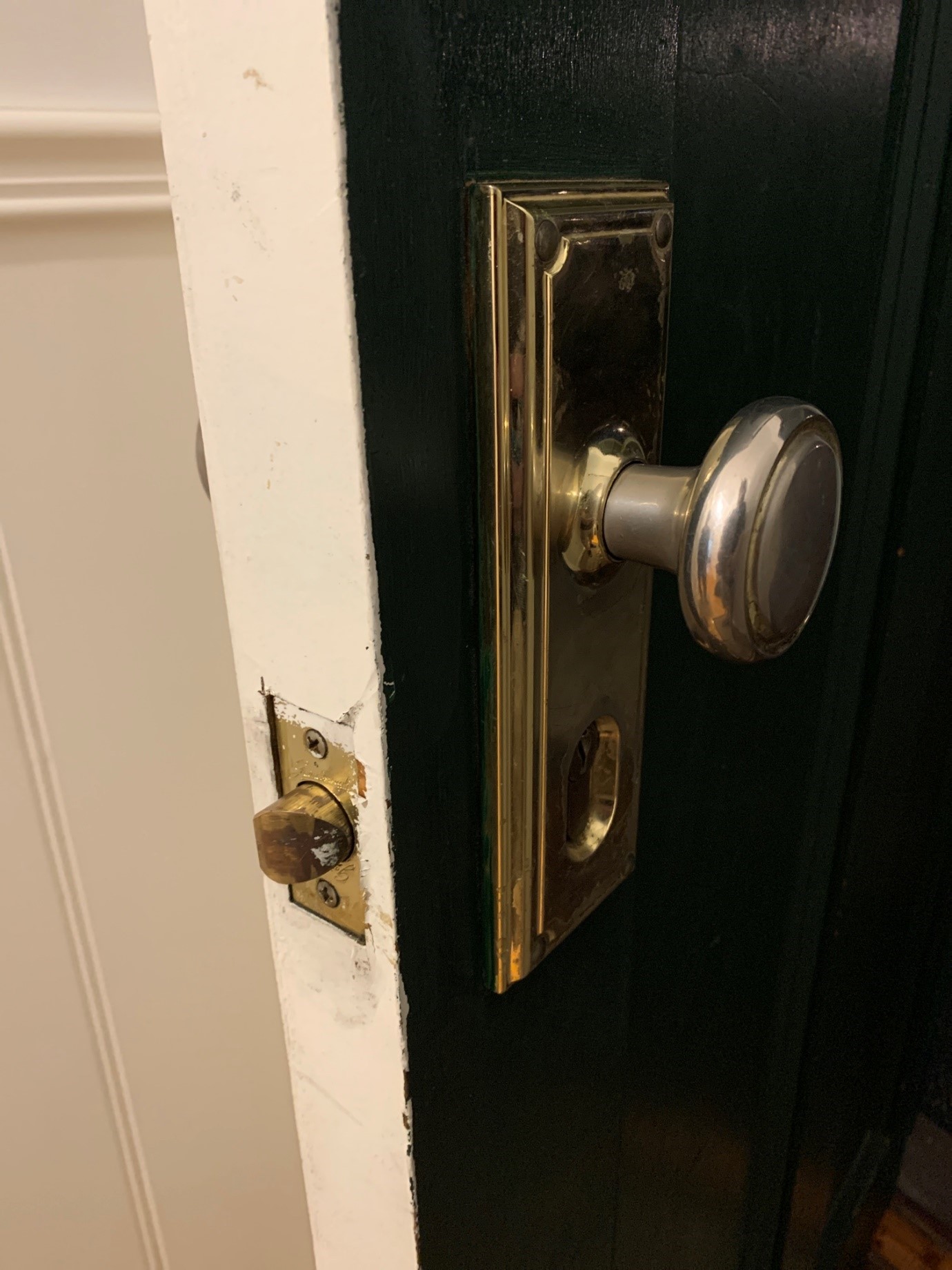 lock repair Melbourne fixing damaged door lock